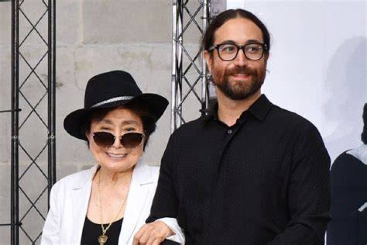 Does julian lennon like yoko ono?