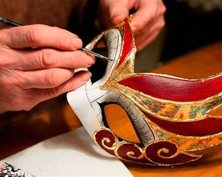 How venetian masks are made?