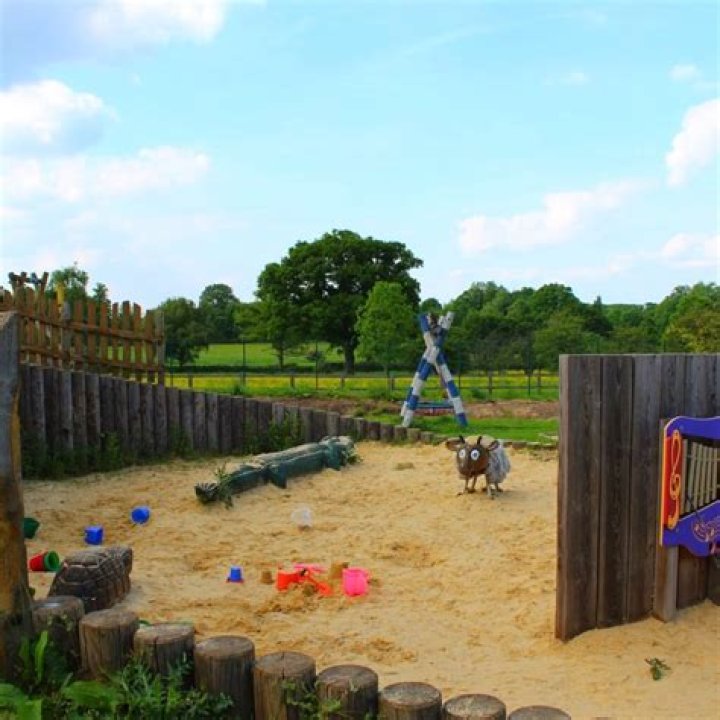 Is aldenham country park open?