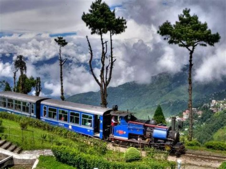 Is darjeeling a hill station?