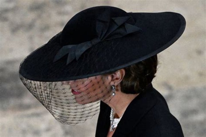 Who wears funeral veils?